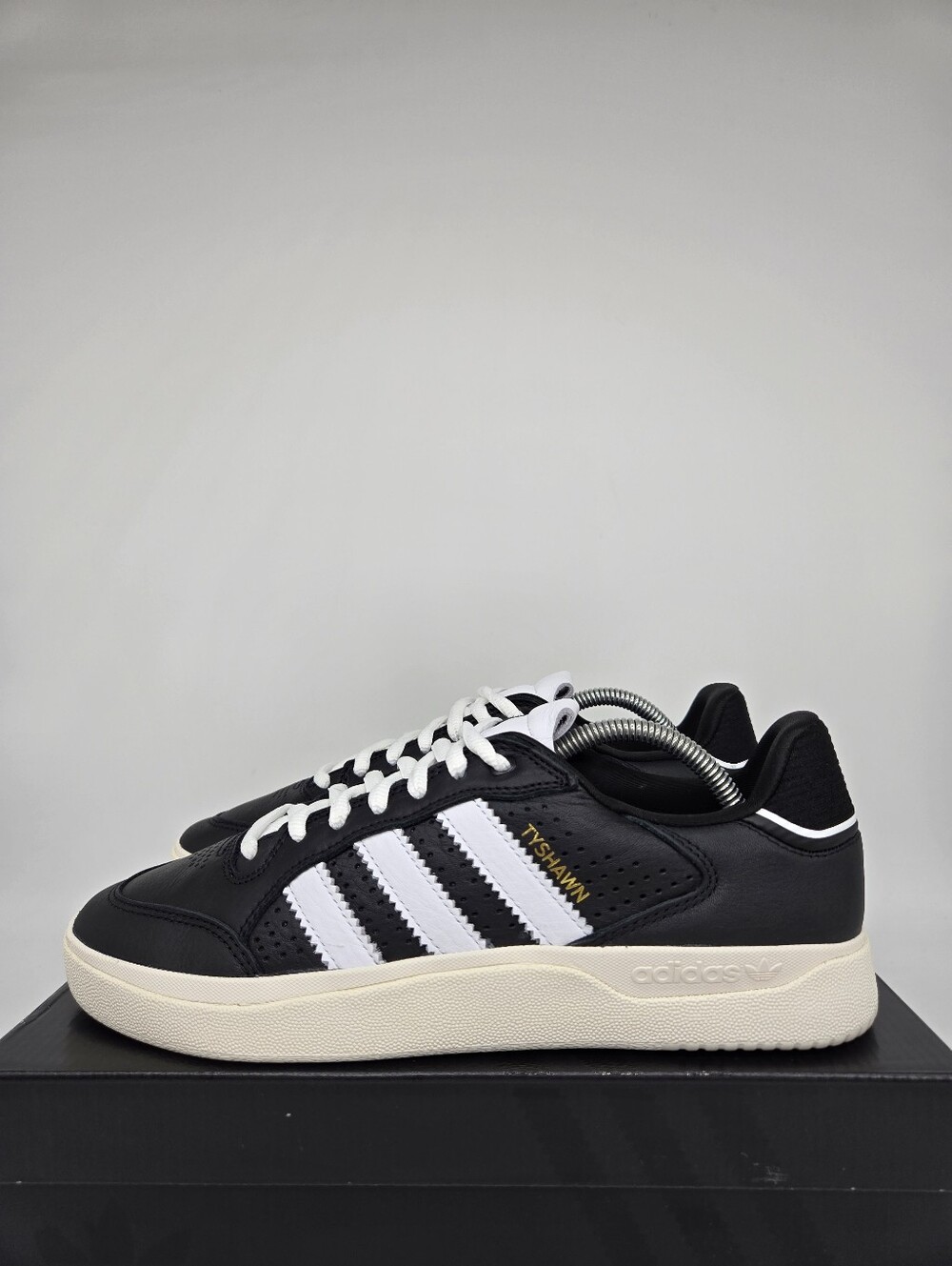 adidas Men's Tyshawn Low JQ1137 Core Black Cloud White Shoes Size 11